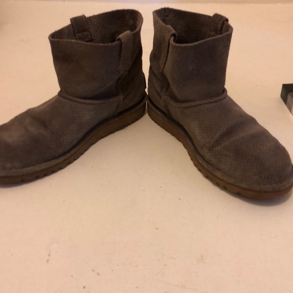 UGG Classic ULD Mini Boots in EUC - Picture 3 of 5